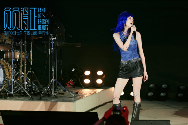 《负负得正》海边音乐派对 朱一龙片尾主题曲首演唱嗨全场