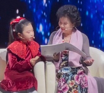 ​71岁陕西台主持陈爱美露面：罕见在杨凌表演节目，人美表演太感人