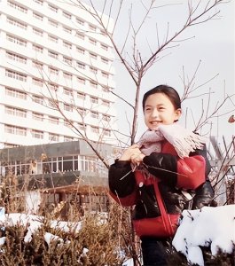 ​央视主持人张蕾母亲节晒照，儿子骑车身后追赶，母子同框画面温暖