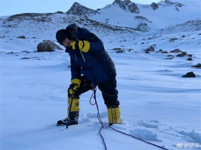 ​吴京拍《攀登者》腿部再受伤，国外紧急治疗后现已回剧组