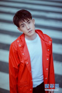 ​张睿生日曝全新写真 漫步东京率性十足