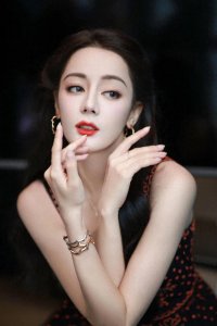 ​迪丽热巴烈焰红唇造型太美啦