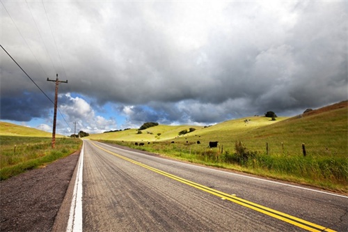 美国50号公路，全长853英里，是美国最荒凉的公路之一