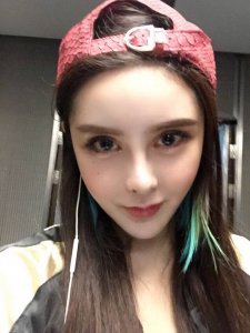 ​再度出发！非主流“鼻祖”沉珂淡妆甜美，超一千万人看其直播！