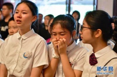 ​众人送别厦门六中音乐教师高至凡：夜空中最亮的星