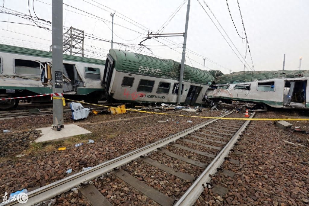 实拍：意大利火车脱轨，车厢严重变形，造成多人死亡