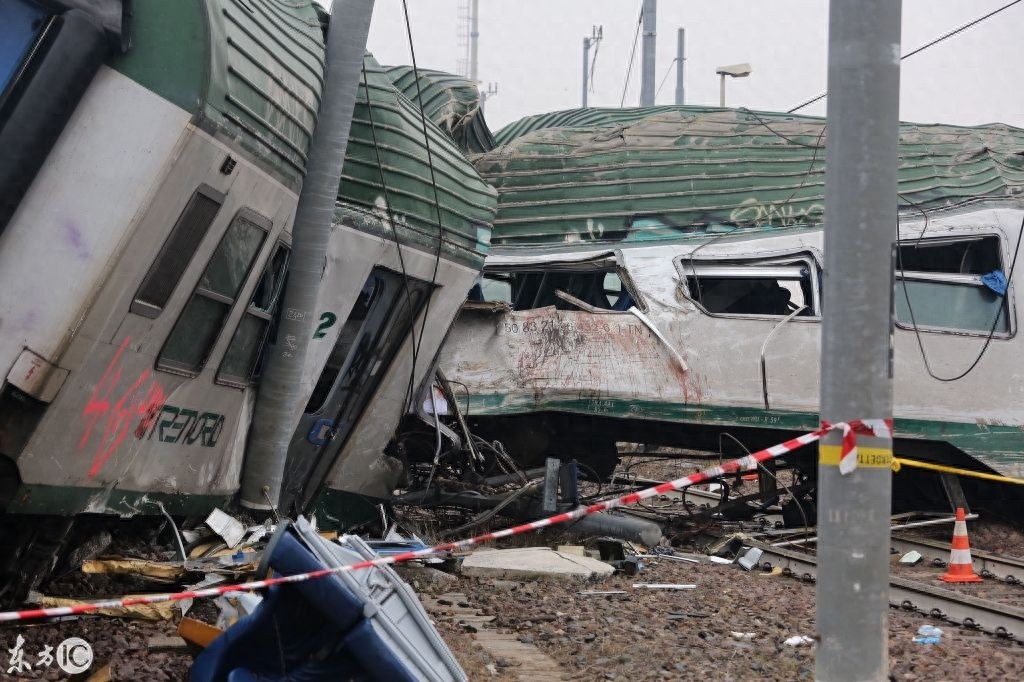 实拍：意大利火车脱轨，车厢严重变形，造成多人死亡