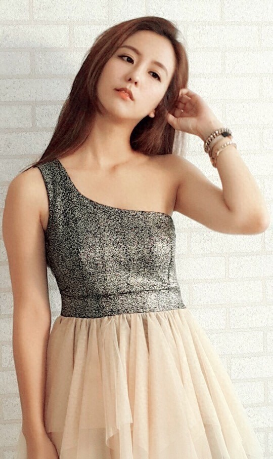 校花出身的周晓涵，个性率真，独立有主见