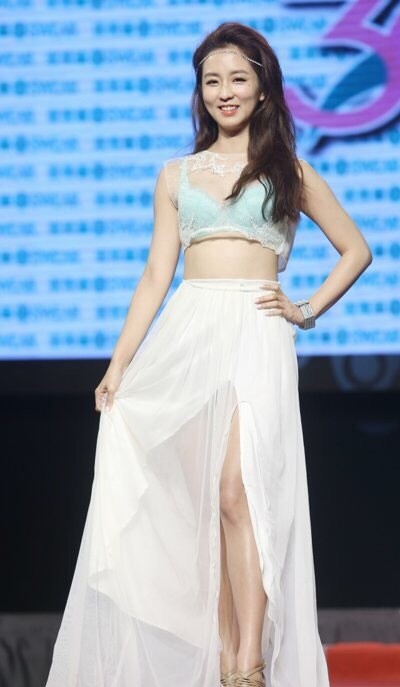 校花出身的周晓涵，个性率真，独立有主见