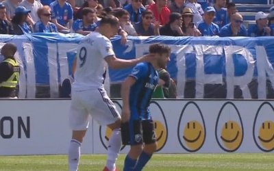 ​不满脚被踩中 伊布掌掴对手