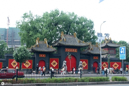 它取名为般若寺，般若寺最初建在南关区西四马路