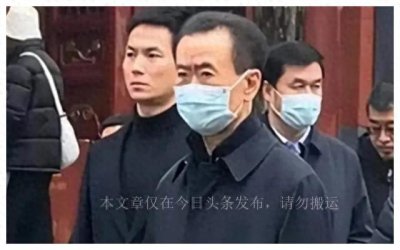 ​负债千亿！67岁王健林瘦骨嶙峋现身洛阳白马寺，儿子却厮混女网红