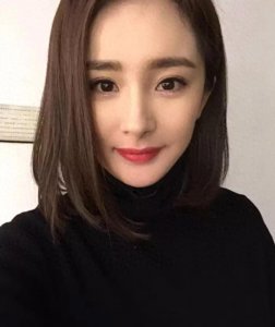 ​杨幂身材究竟有多么撩人，当泳装出现时，网友纷纷按下了暂停键。