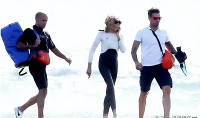 ​46岁马克龙跟70岁妻子布里吉特在游艇亲密热聊，甜蜜拥抱妻子小腿