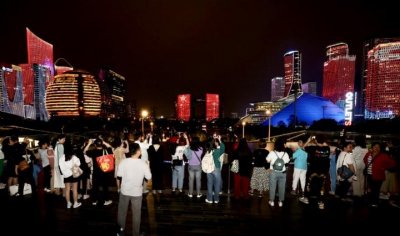 ​杭州钱江新城灯光秀升级归来 跟着镜头一睹为快