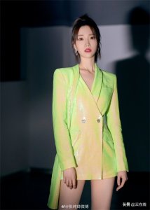 ​美女主持人张纯烨迷人美照欣赏，身材真好看