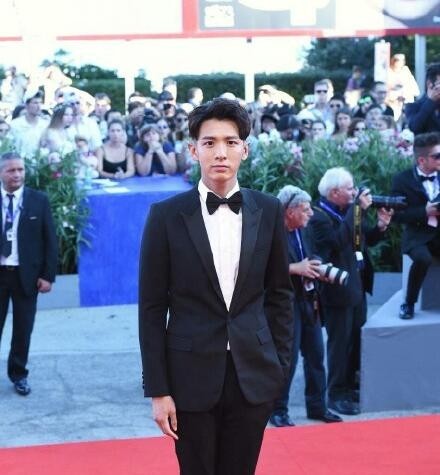 柯震东近照满脸沧桑，男神你肿么了？