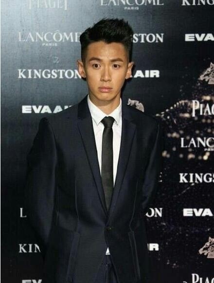 柯震东近照满脸沧桑，男神你肿么了？