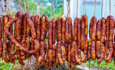 ​腊香飘溢，安心食用：家庭自制腊肉香肠的美味秘笈