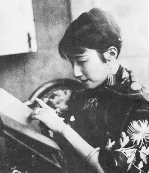 婚变之外的陆小曼:44岁开始戒毒,53岁第一次工作,56岁踊跃参政