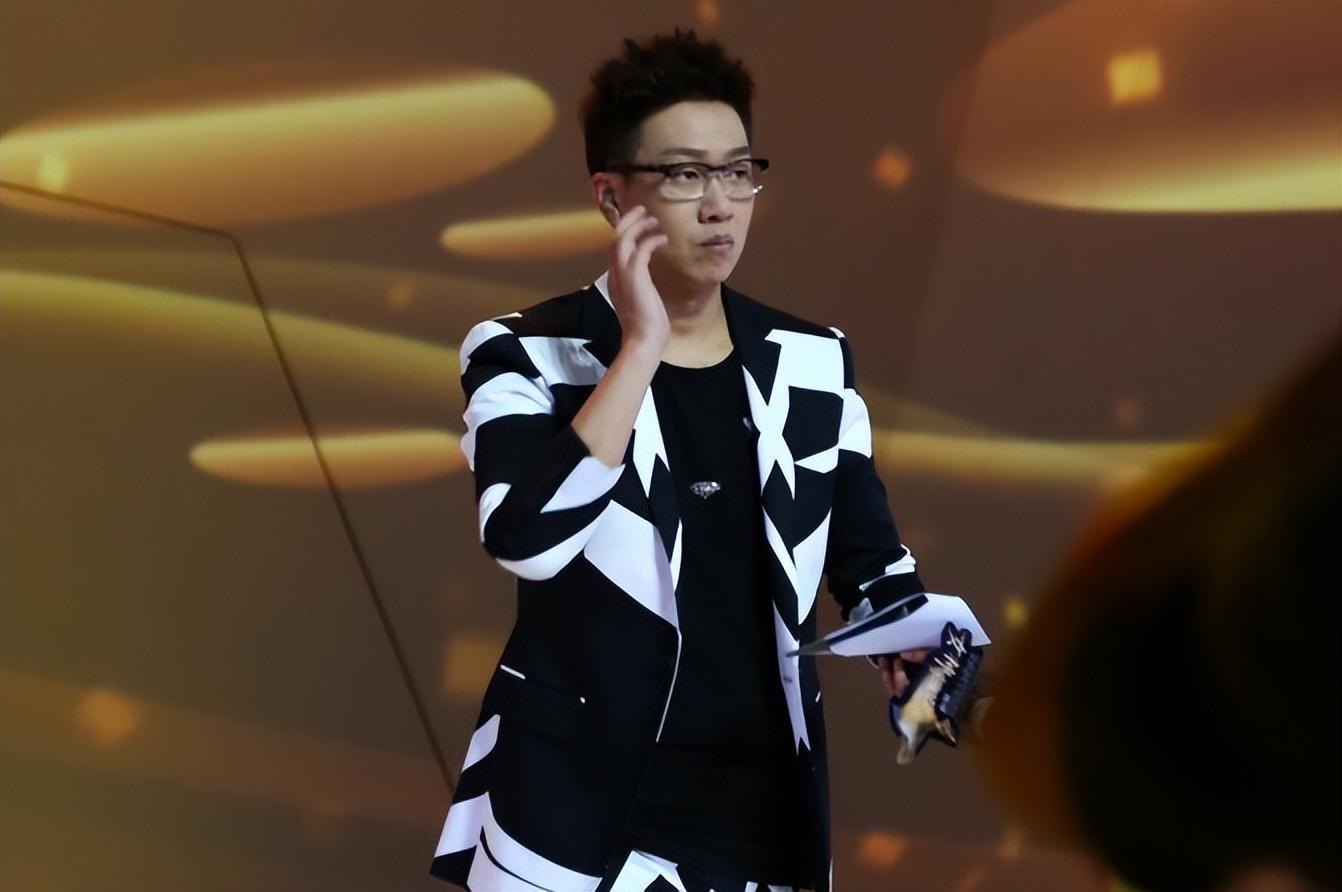 林海个人资料简介（51岁林海：曾是央视著名主持，为正义怒摔耳机，二婚何婕获幸福）