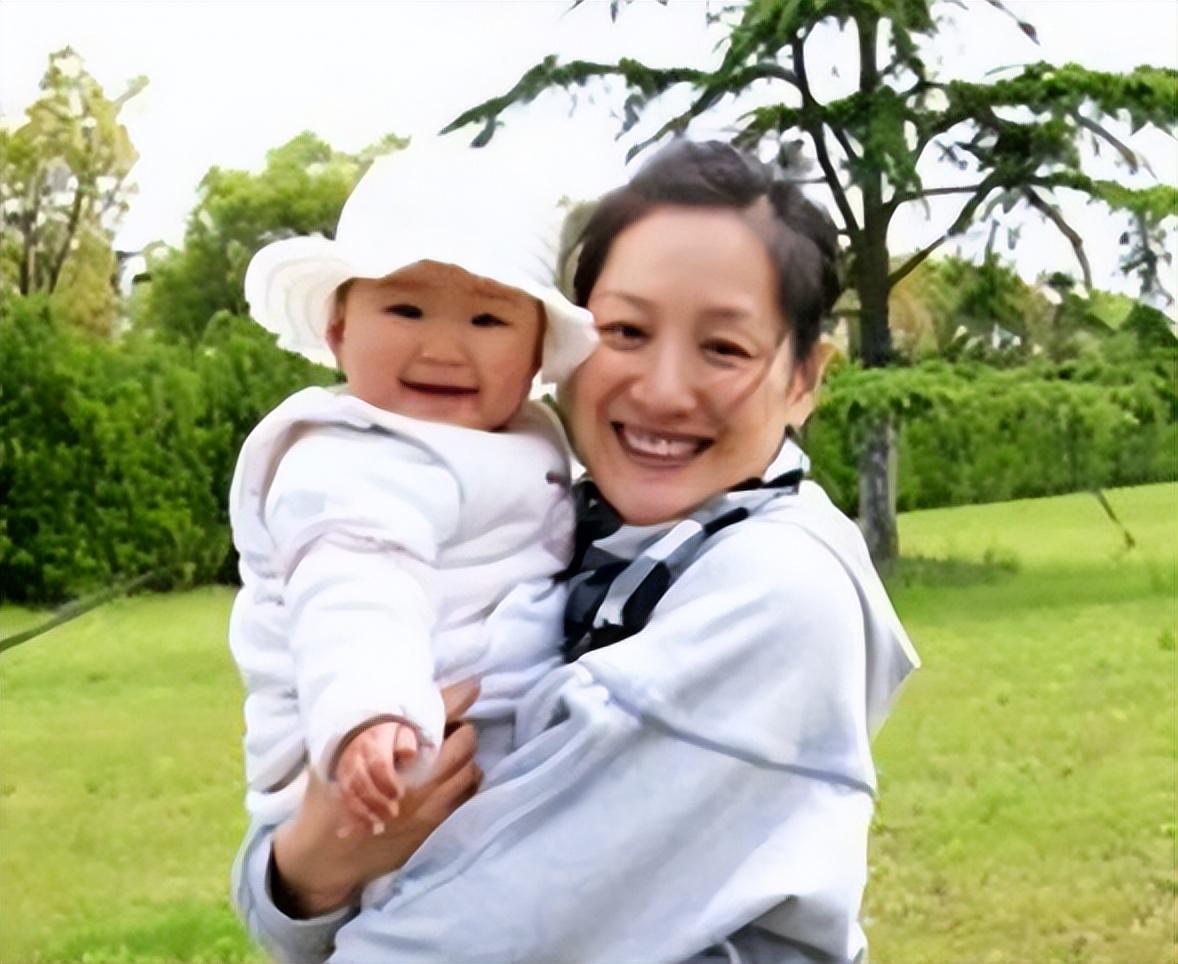 林海个人资料简介（51岁林海：曾是央视著名主持，为正义怒摔耳机，二婚何婕获幸福）