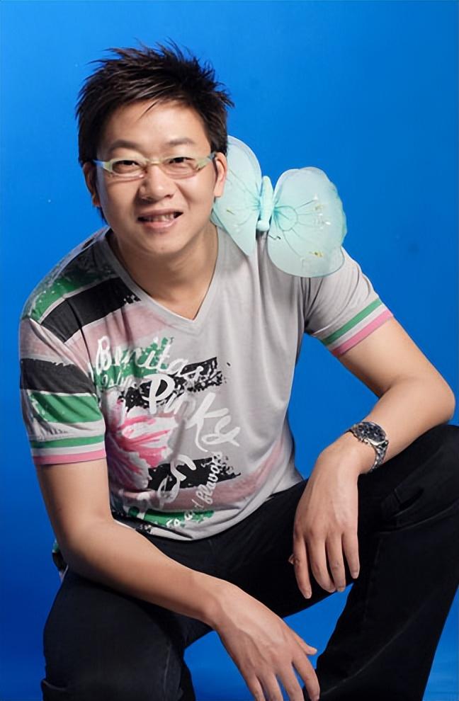 林海个人资料简介（51岁林海：曾是央视著名主持，为正义怒摔耳机，二婚何婕获幸福）