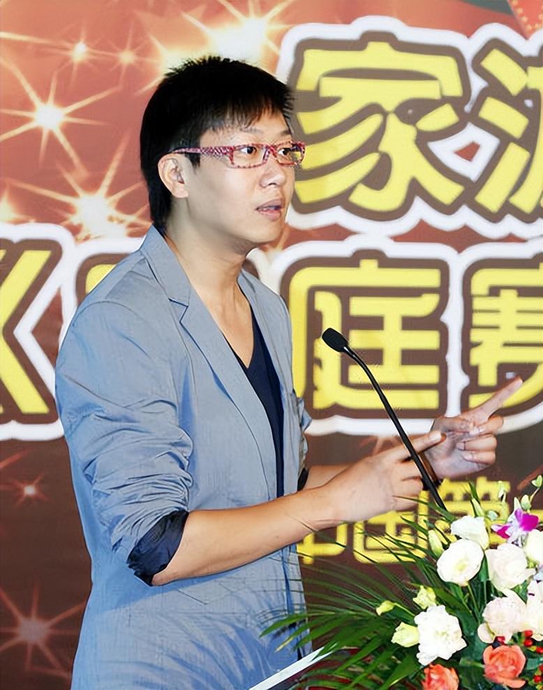 林海个人资料简介（51岁林海：曾是央视著名主持，为正义怒摔耳机，二婚何婕获幸福）