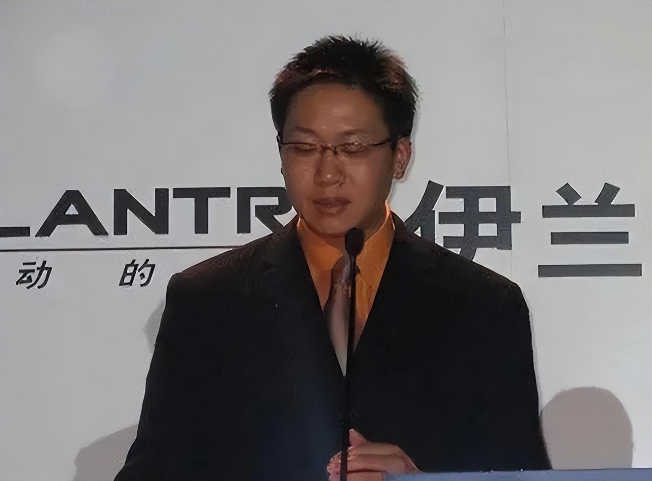 林海个人资料简介（51岁林海：曾是央视著名主持，为正义怒摔耳机，二婚何婕获幸福）