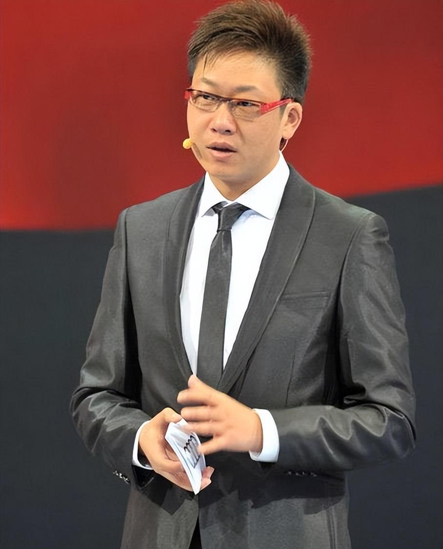 林海个人资料简介（51岁林海：曾是央视著名主持，为正义怒摔耳机，二婚何婕获幸福）