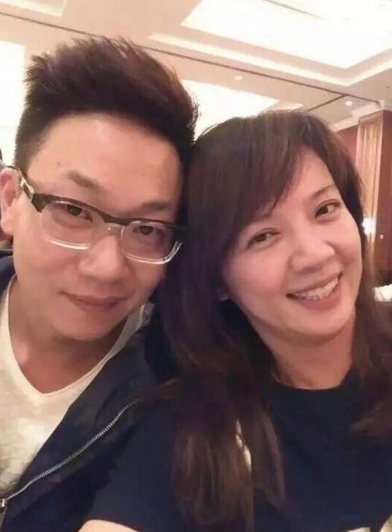 林海个人资料简介（51岁林海：曾是央视著名主持，为正义怒摔耳机，二婚何婕获幸福）