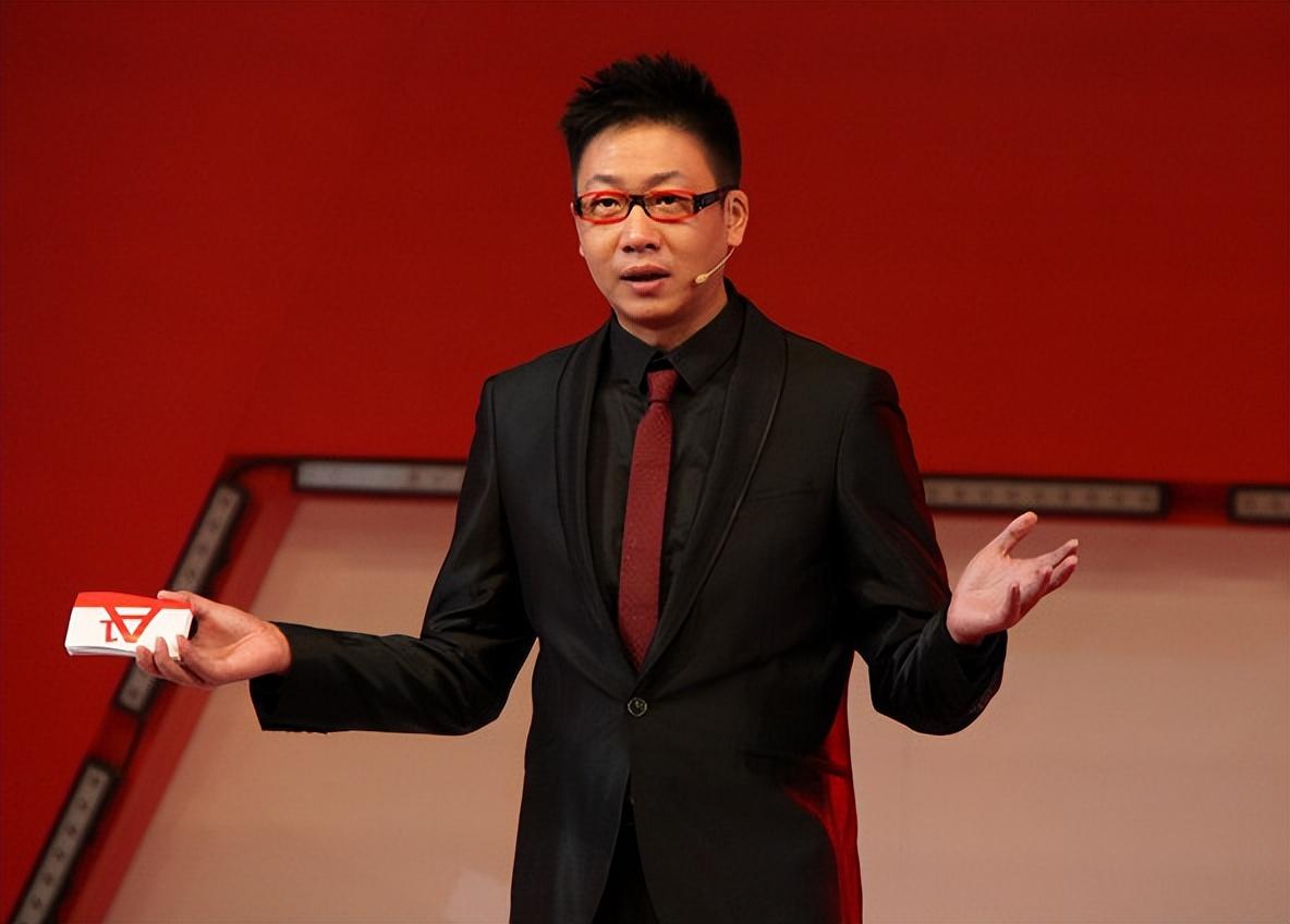 林海个人资料简介（51岁林海：曾是央视著名主持，为正义怒摔耳机，二婚何婕获幸福）