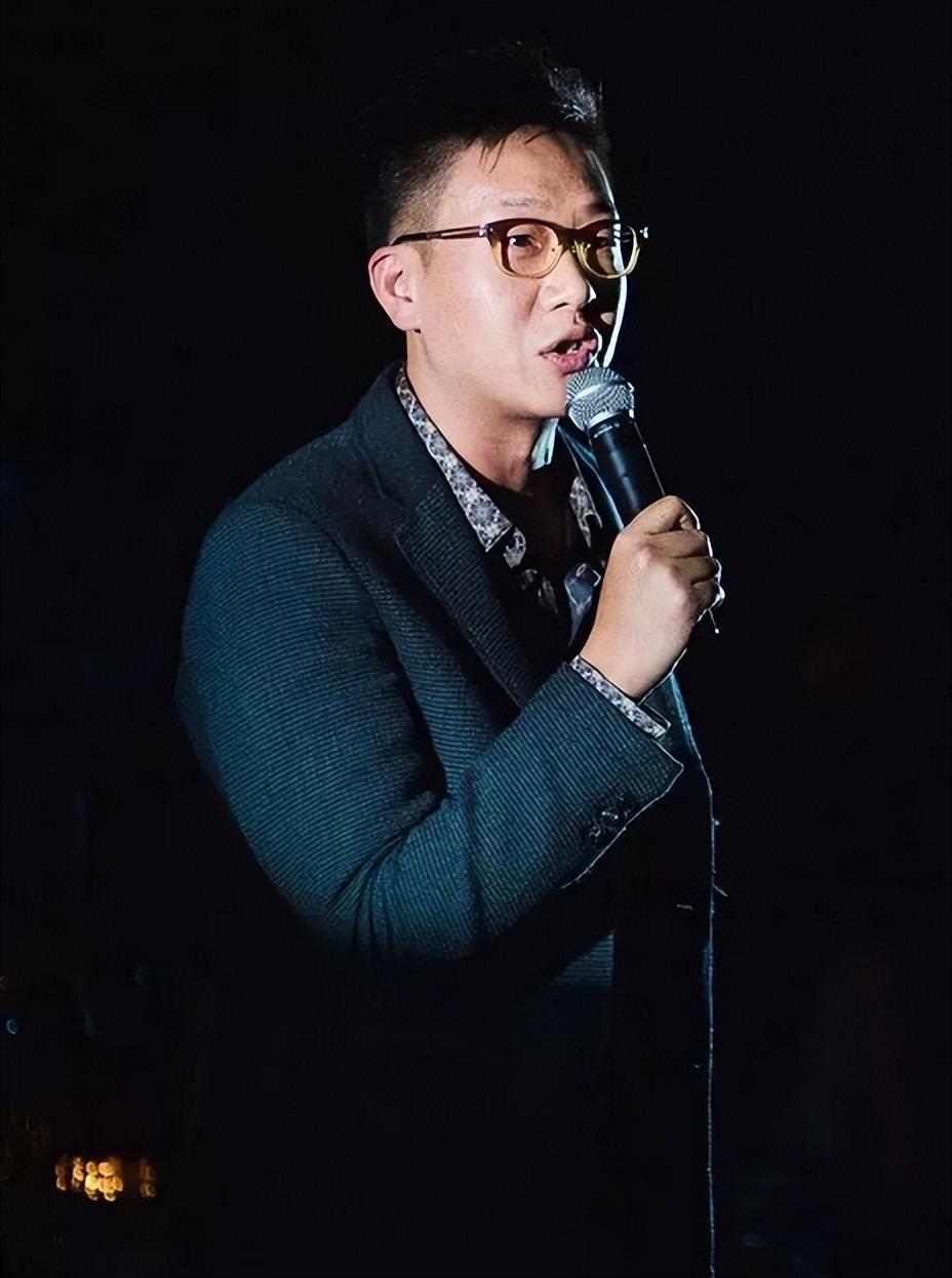 林海个人资料简介（51岁林海：曾是央视著名主持，为正义怒摔耳机，二婚何婕获幸福）