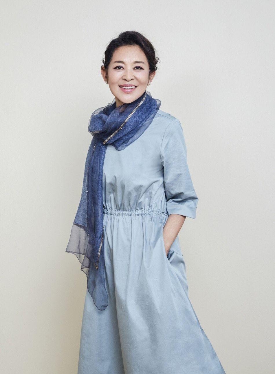 经历两段失败的婚姻后,倪萍三婚嫁给杨亚洲,终于苦尽甘来无遗憾