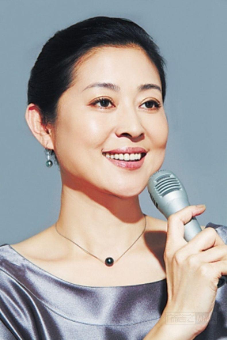 经历两段失败的婚姻后,倪萍三婚嫁给杨亚洲,终于苦尽甘来无遗憾