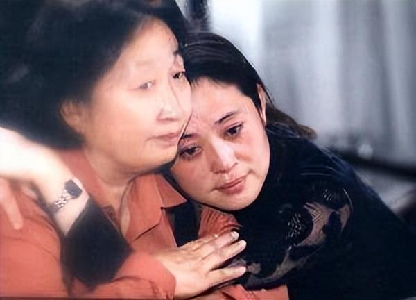 经历两段失败的婚姻后,倪萍三婚嫁给杨亚洲,终于苦尽甘来无遗憾