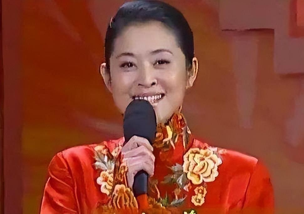 经历两段失败的婚姻后,倪萍三婚嫁给杨亚洲,终于苦尽甘来无遗憾