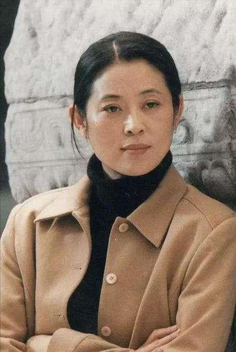 经历两段失败的婚姻后,倪萍三婚嫁给杨亚洲,终于苦尽甘来无遗憾