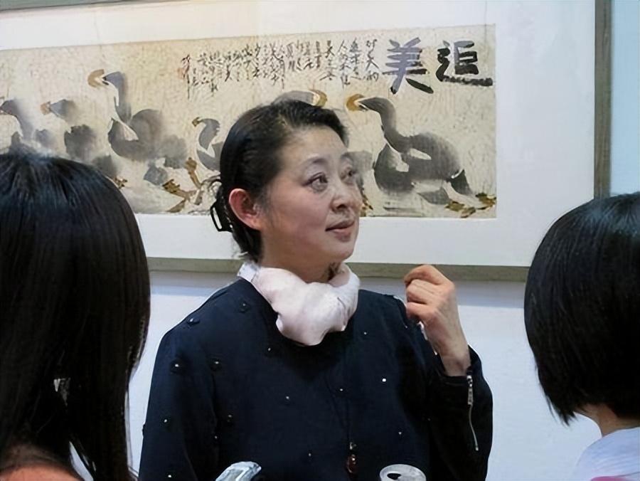 经历两段失败的婚姻后,倪萍三婚嫁给杨亚洲,终于苦尽甘来无遗憾