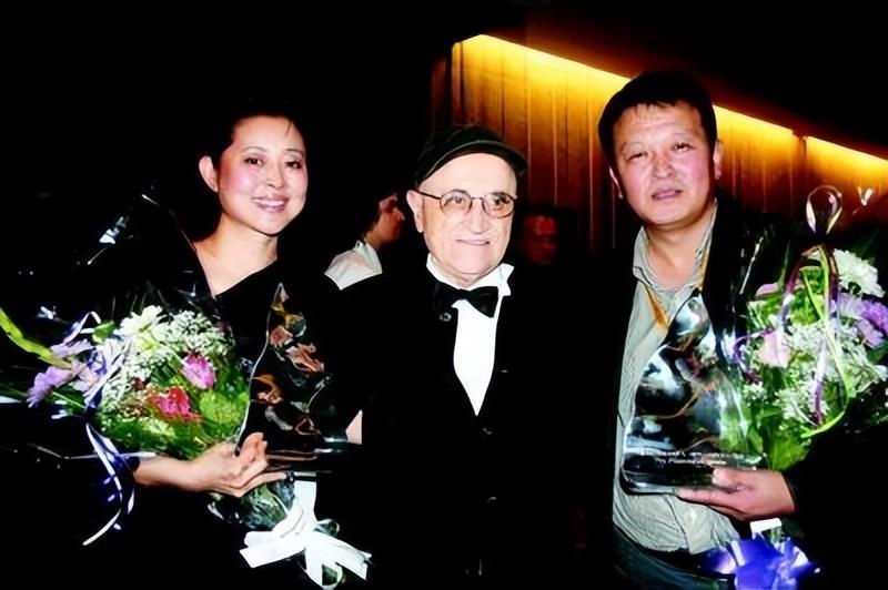 经历两段失败的婚姻后,倪萍三婚嫁给杨亚洲,终于苦尽甘来无遗憾