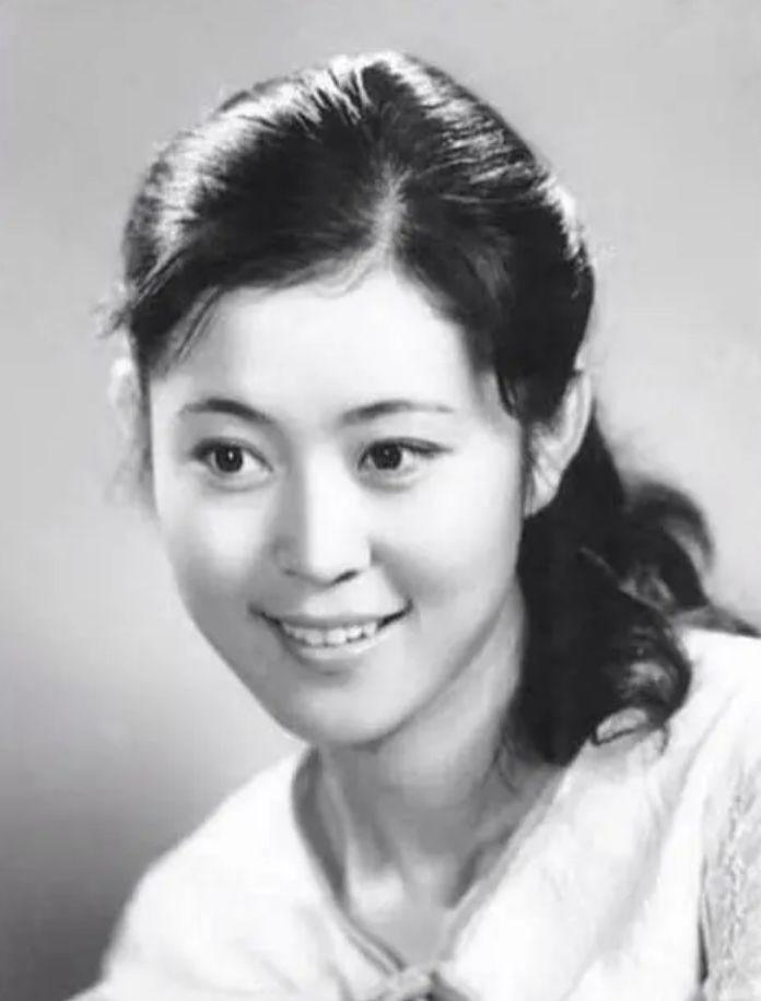 经历两段失败的婚姻后,倪萍三婚嫁给杨亚洲,终于苦尽甘来无遗憾