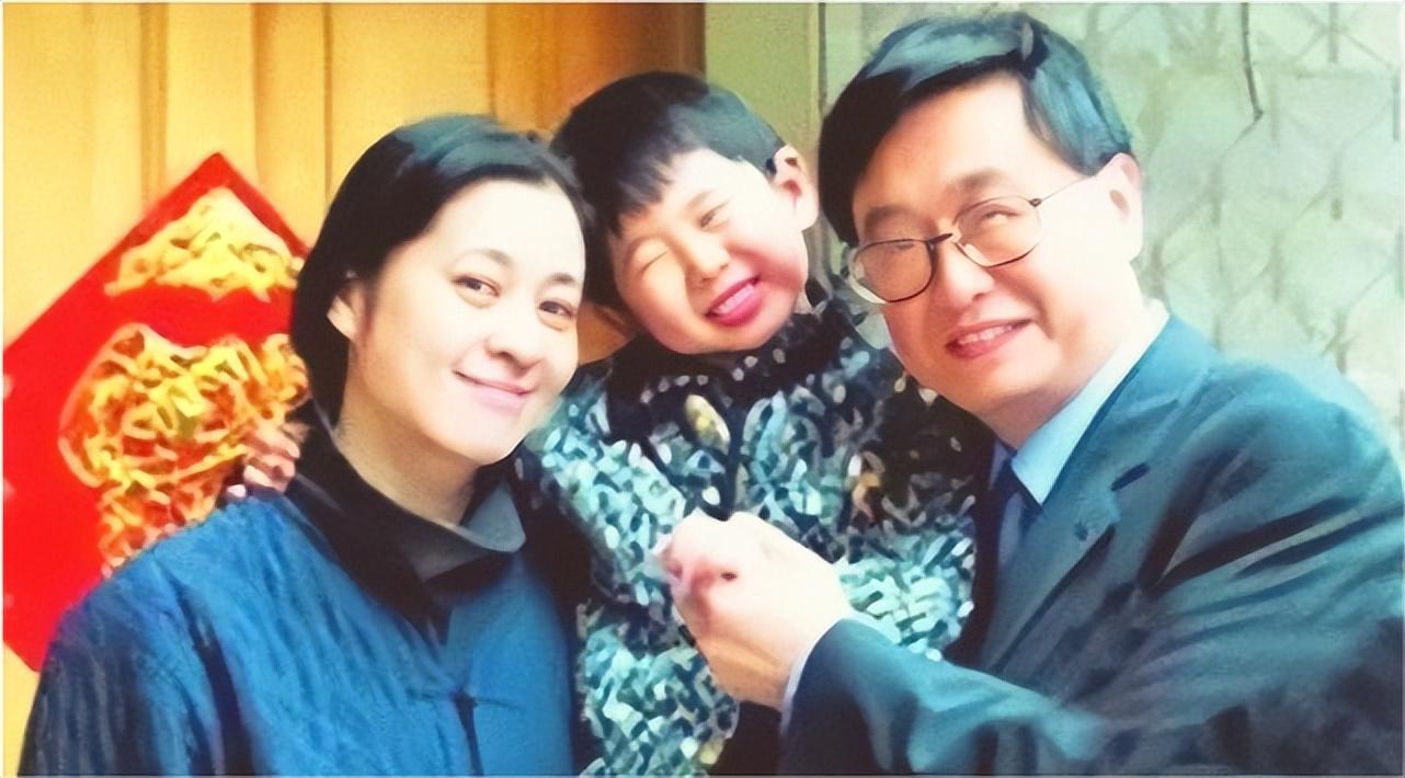 经历两段失败的婚姻后,倪萍三婚嫁给杨亚洲,终于苦尽甘来无遗憾