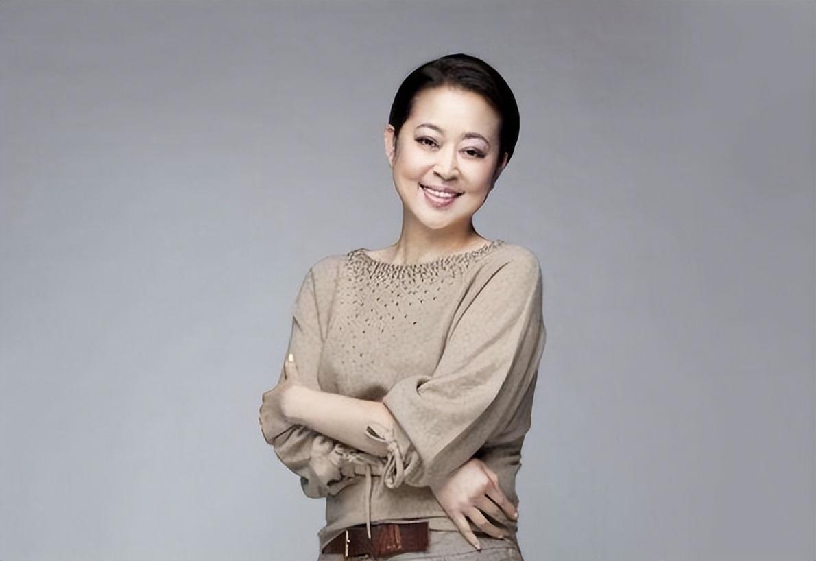 经历两段失败的婚姻后,倪萍三婚嫁给杨亚洲,终于苦尽甘来无遗憾