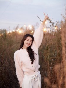 ​孙怡最新落日余晖写真照 温柔卷发搭配粉色毛绒外套