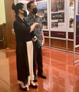 ​李双江最近消息（李双江夫妇外出看话剧）