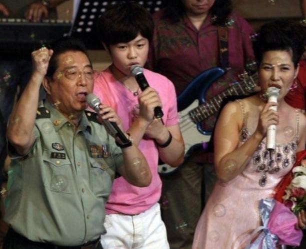 李双江最近消息(李双江夫妇外出看话剧)