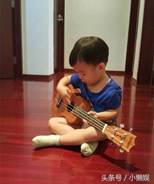 34岁谢楠一家生活近照，结婚纪念日硬汉吴京向儿子借吻，儿子吴所谓在爸爸身边很乖巧