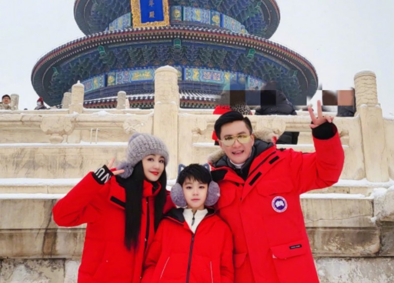 曹颖王斑的幸福婚姻(48岁曹颖餐厅内跳舞)