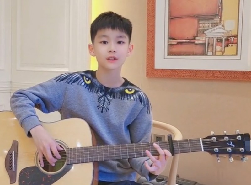 曹颖王斑的幸福婚姻(48岁曹颖餐厅内跳舞)