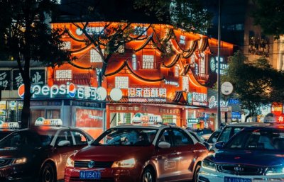 ​火了！但家香酥鸭小十字民生路总店形象升级，美食打卡两不误